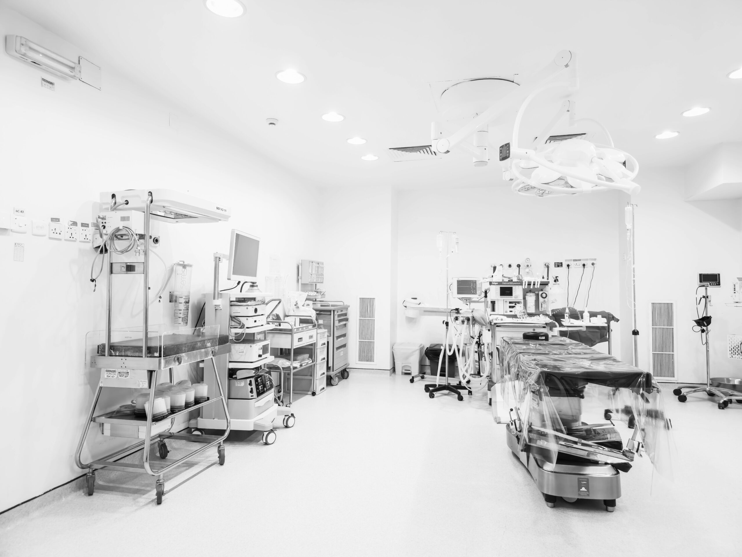 A modern operating room featuring advanced medical equipment in a sterile, bright environment.